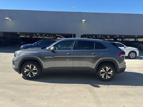 Used 2025 Volkswagen Atlas Cross Sport SE image 9