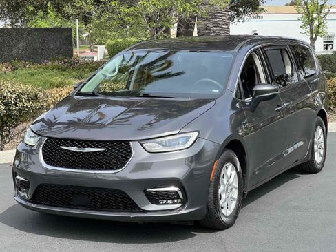 Used 2023 Chrysler Pacifica Touring-L image 21