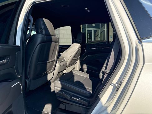 Used 2021 Cadillac Escalade Luxury AWD/4WD image 7