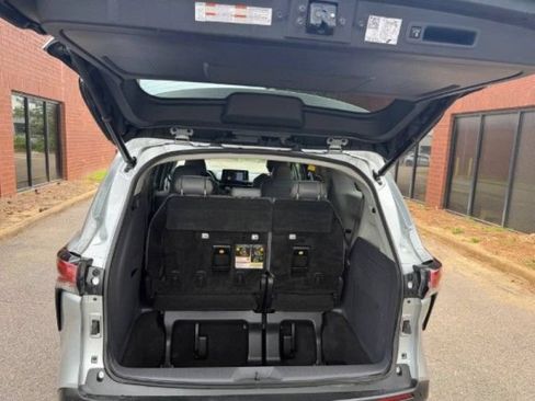 Used 2021 Toyota Sienna XLE w/ XLE Plus Package FWD image 8