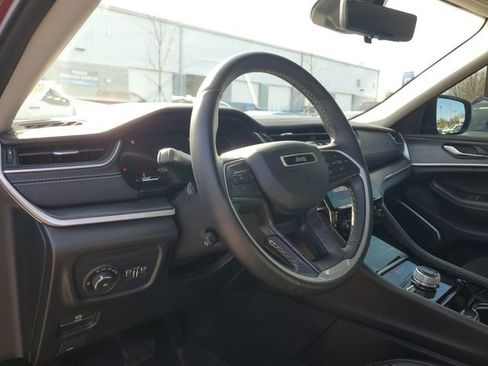 Used 2022 Jeep Grand Cherokee Limited w/ Luxury Tech Group II image 23