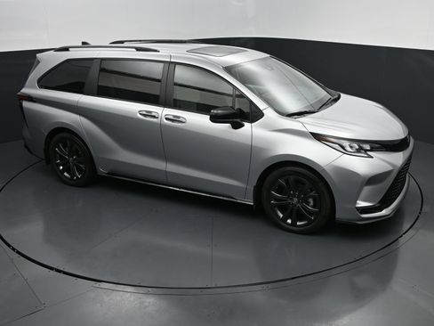 Used 2025 Toyota Sienna XSE w/ XSE Plus Package FWD image 34