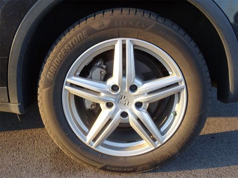 Used 2015 Porsche Cayenne S image 24