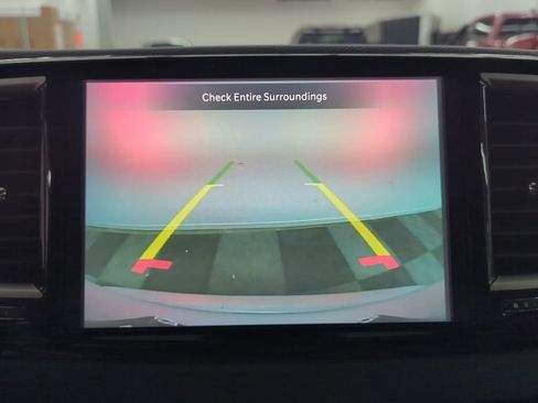 Used 2023 Chrysler Pacifica Touring-L FWD image 18