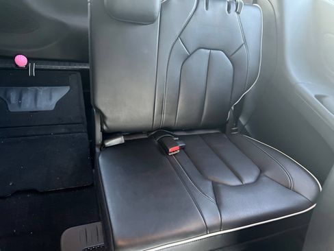 Used 2025 Chrysler Pacifica Limited AWD/4WD image 6