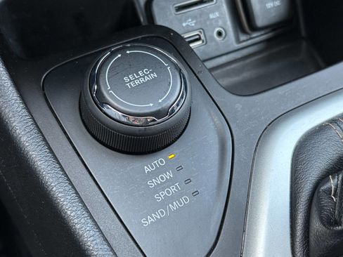 Used 2018 Jeep Cherokee Latitude Plus w/ Cold Weather Group image 12