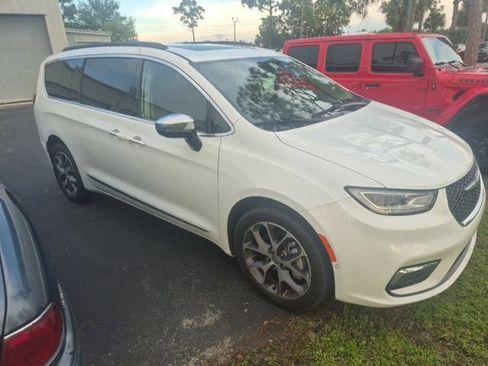 Certified 2023 Chrysler Pacifica Limited w/ Uconnect Theater Family Group AWD/4WD image 3
