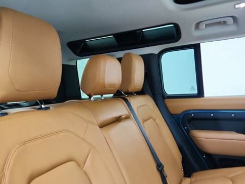 Used 2024 Land Rover Defender 110 SE image 28