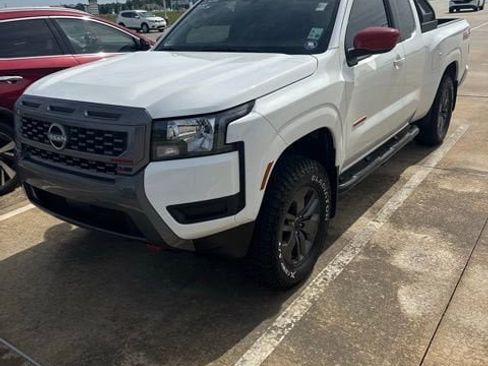 Used 2025 Nissan Frontier SV image 2