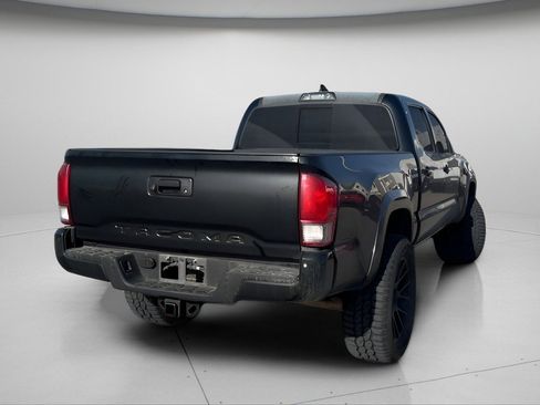 Used 2017 Toyota Tacoma TRD Sport image 6