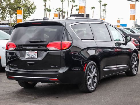 Used 2017 Chrysler Pacifica Limited FWD image 4