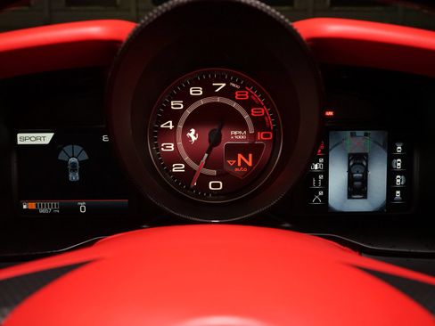 Used 2021 Ferrari F8 Tributo RWD image 15