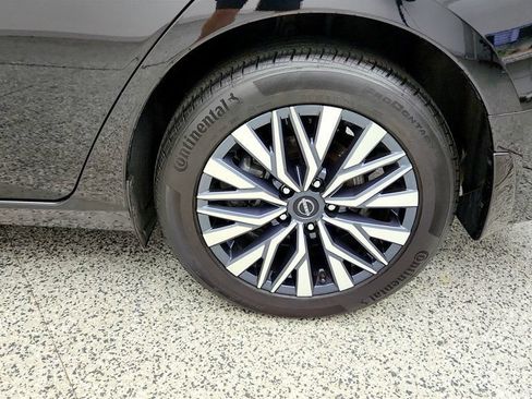 Used 2023 Nissan Altima 2.5 SV w/ SV Premium Package AWD/4WD image 9
