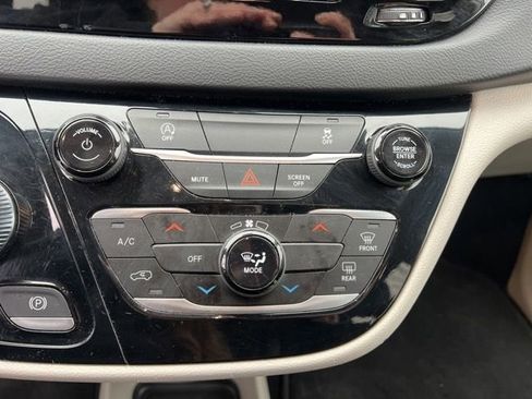 Used 2025 Chrysler Pacifica Select image 22