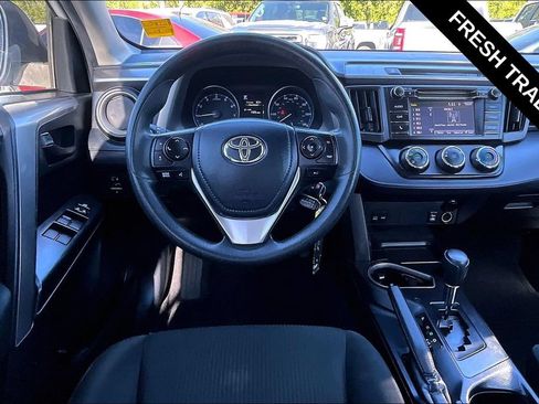 Used 2018 Toyota RAV4 LE AWD/4WD image 11