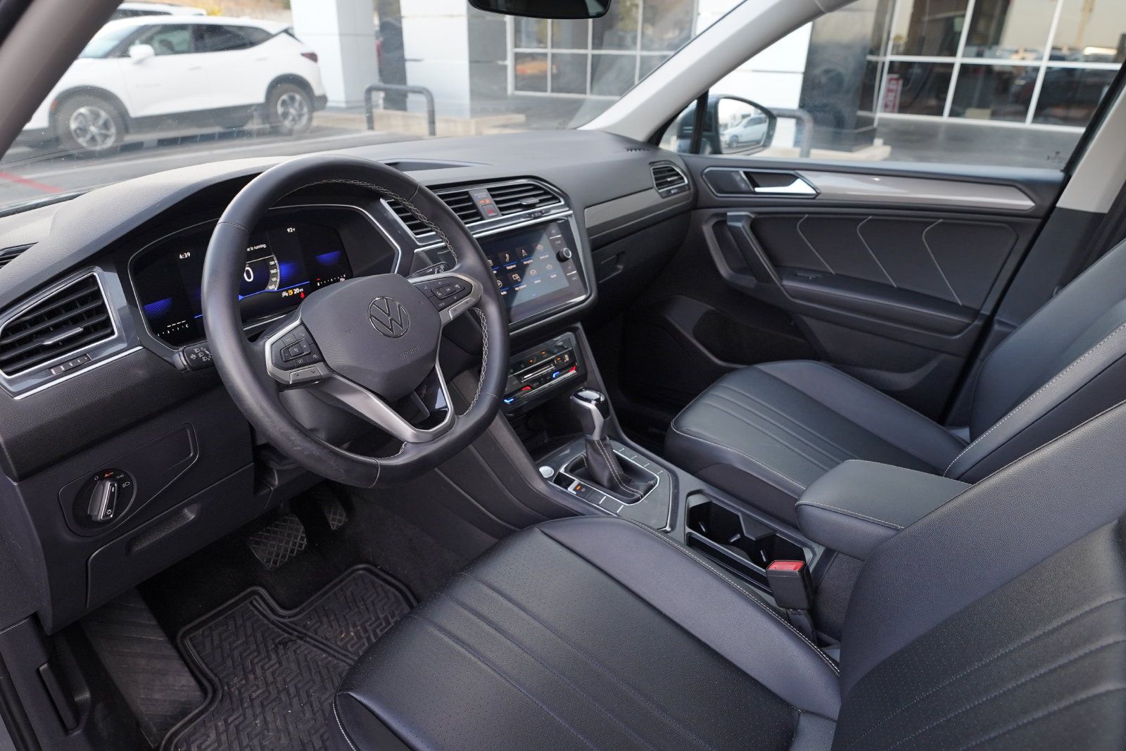 Used 2024 Volkswagen Tiguan SE FWD image 17
