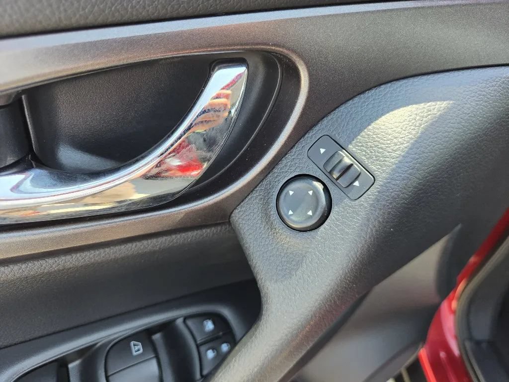 Used 2015 Nissan Rogue S FWD image 13