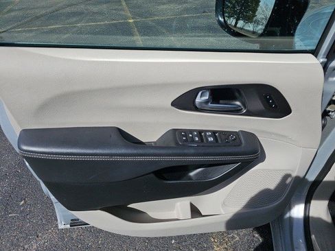 Used 2024 Chrysler Pacifica Touring-L image 19