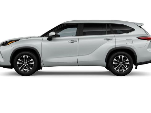 New 2026 Toyota Highlander XLE image 3