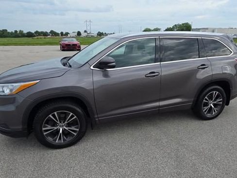 Used 2016 Toyota Highlander XLE AWD/4WD image 6