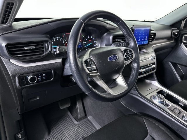 Used 2023 Ford Explorer XLT AWD/4WD image 10
