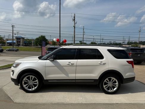 Used 2018 Ford Explorer XLT w/ Equipment Group 202A AWD/4WD image 7