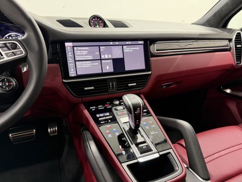 Certified 2021 Porsche Cayenne Turbo S AWD/4WD image 41