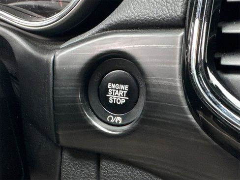 Used 2019 Jeep Grand Cherokee Altitude image 12