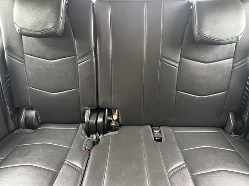 Used 2020 Cadillac Escalade Premium Luxury RWD image 18