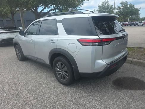 Used 2024 Nissan Pathfinder SV FWD image 2