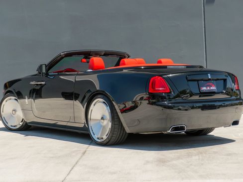 Used 2019 Rolls-Royce Dawn RWD image 12