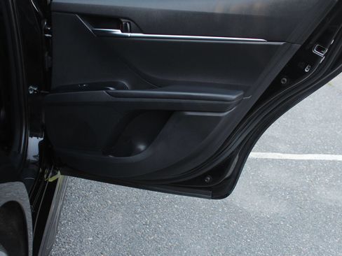 Used 2020 Toyota Camry SE FWD image 16