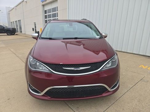 Used 2019 Chrysler Pacifica Limited image 3