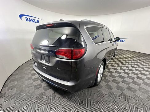 Used 2018 Chrysler Pacifica Touring-L w/ Premium Audio Group FWD image 9
