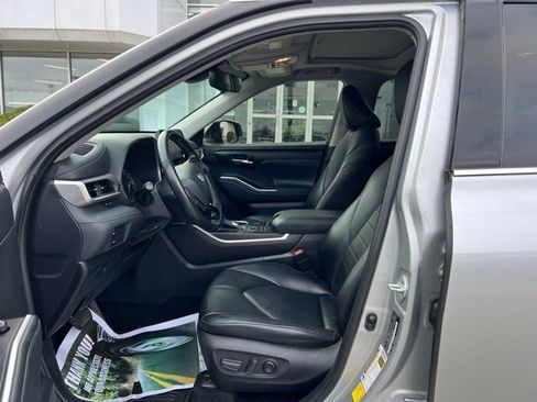 Used 2021 Toyota Highlander XLE image 9