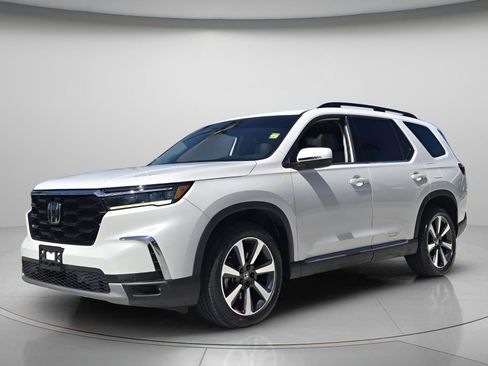 Certified 2023 Honda Pilot Touring image 9
