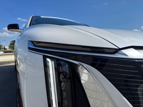 Certified 2025 Cadillac Lyriq Luxury AWD/4WD image 9