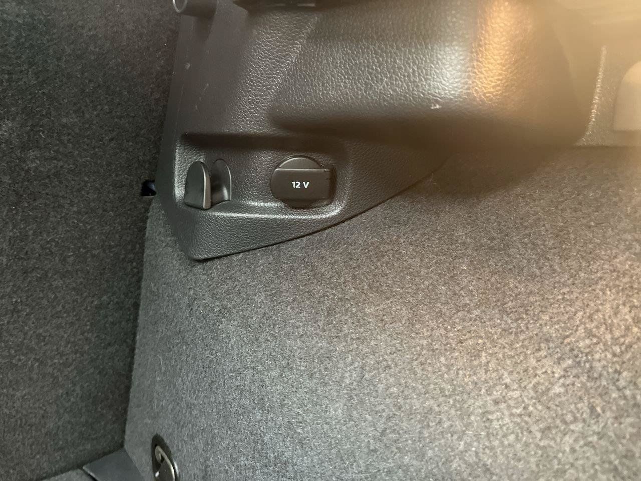 Used 2015 Volkswagen e-Golf Limited Edition FWD image 4