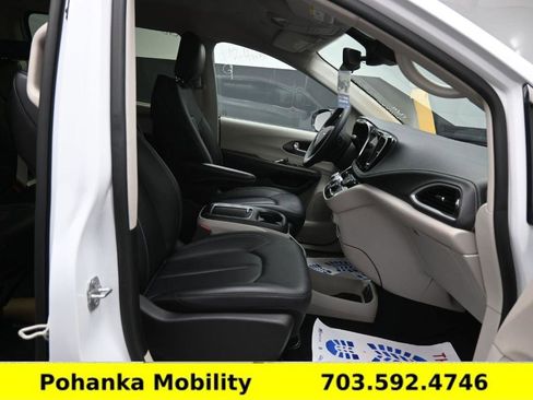 Used 2024 Chrysler Pacifica Touring-L image 7