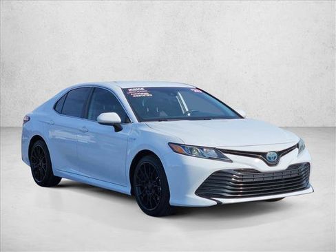 Used 2020 Toyota Camry LE image 3
