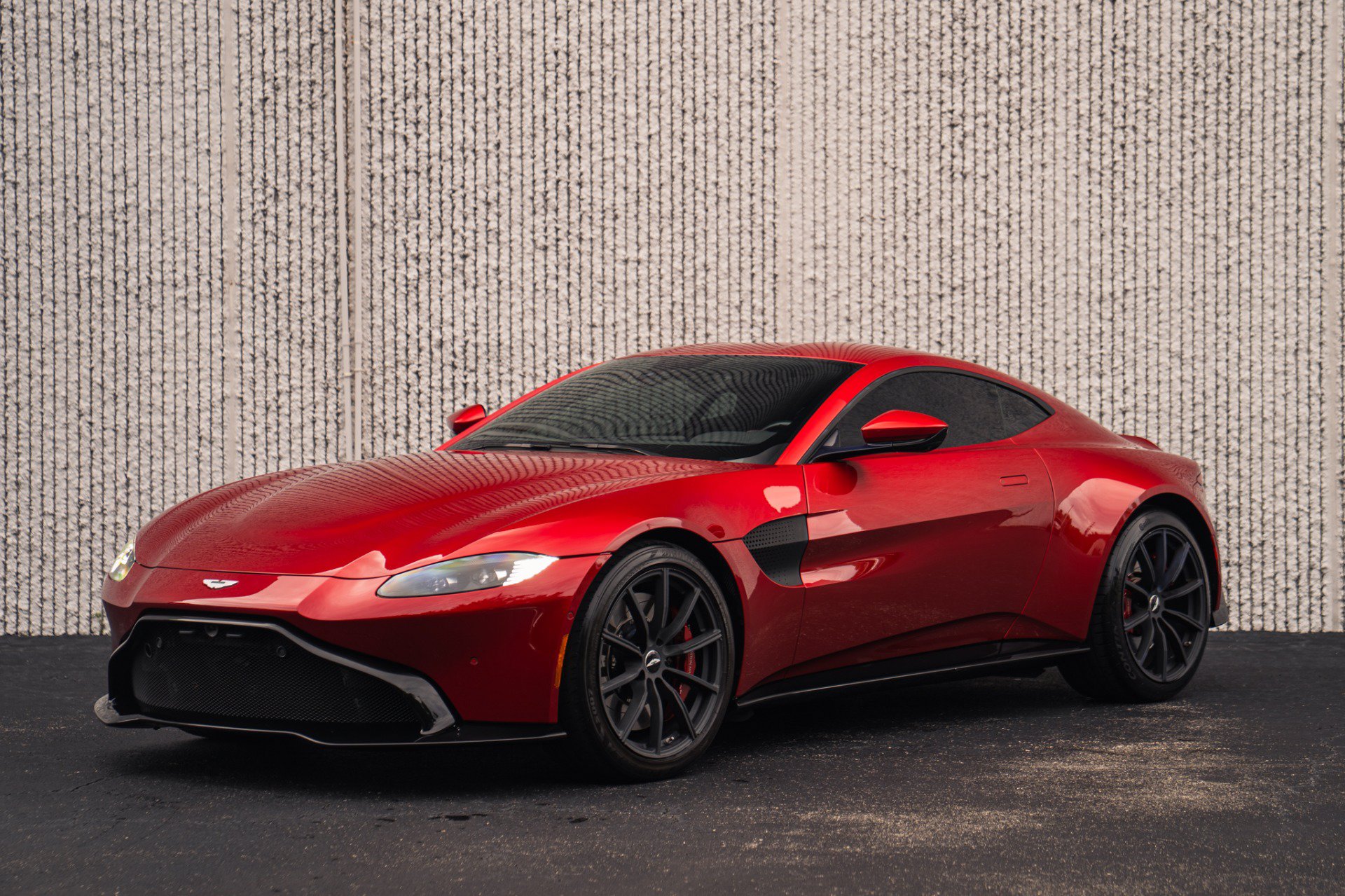 Used 2019 Aston Martin V8 Vantage Coupe RWD image 1