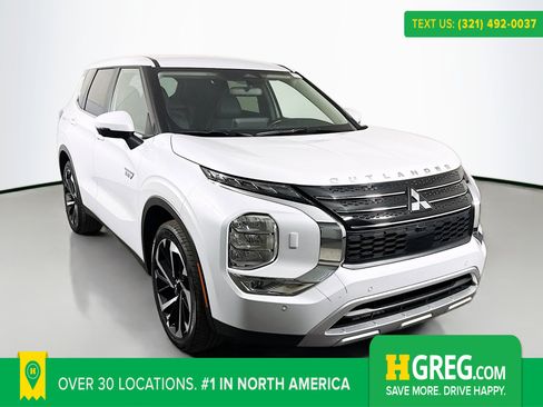 Used 2024 Mitsubishi Outlander SE image 1