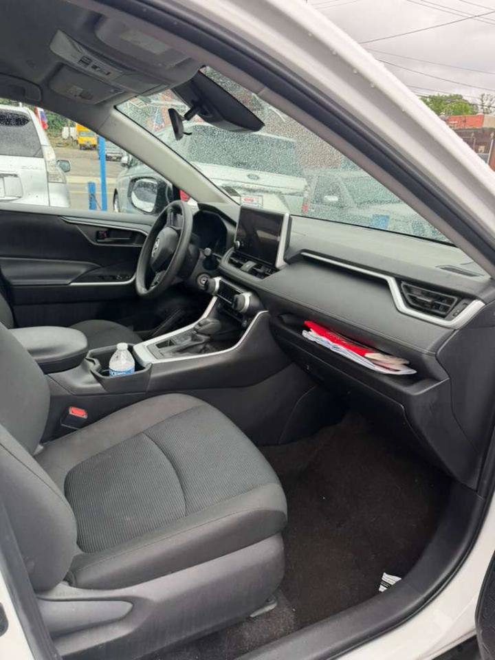Used 2024 Toyota RAV4 LE AWD/4WD image 25