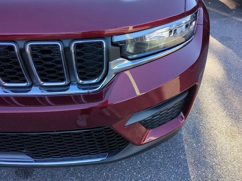 New 2025 Jeep Grand Cherokee Laredo w/ Luxury Tech Group I RWD image 11