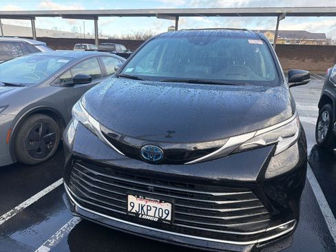 Certified 2023 Toyota Sienna Platinum image 3