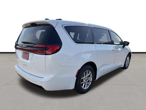 Used 2025 Chrysler Pacifica Select FWD image 5