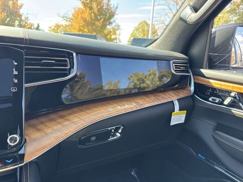 New 2023 Jeep Grand Wagoneer Series III image 21