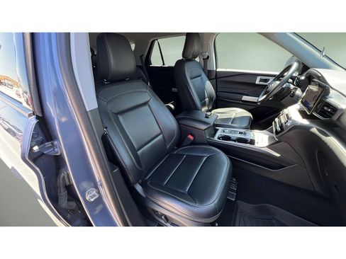 Used 2021 Ford Explorer XLT w/ Equipment Group 202A AWD/4WD image 32