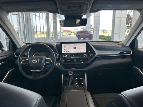 Used 2023 Toyota Highlander XLE AWD/4WD image 24