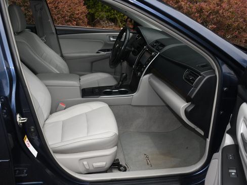 Used 2016 Toyota Camry XLE w/ Moonroof Package FWD image 21